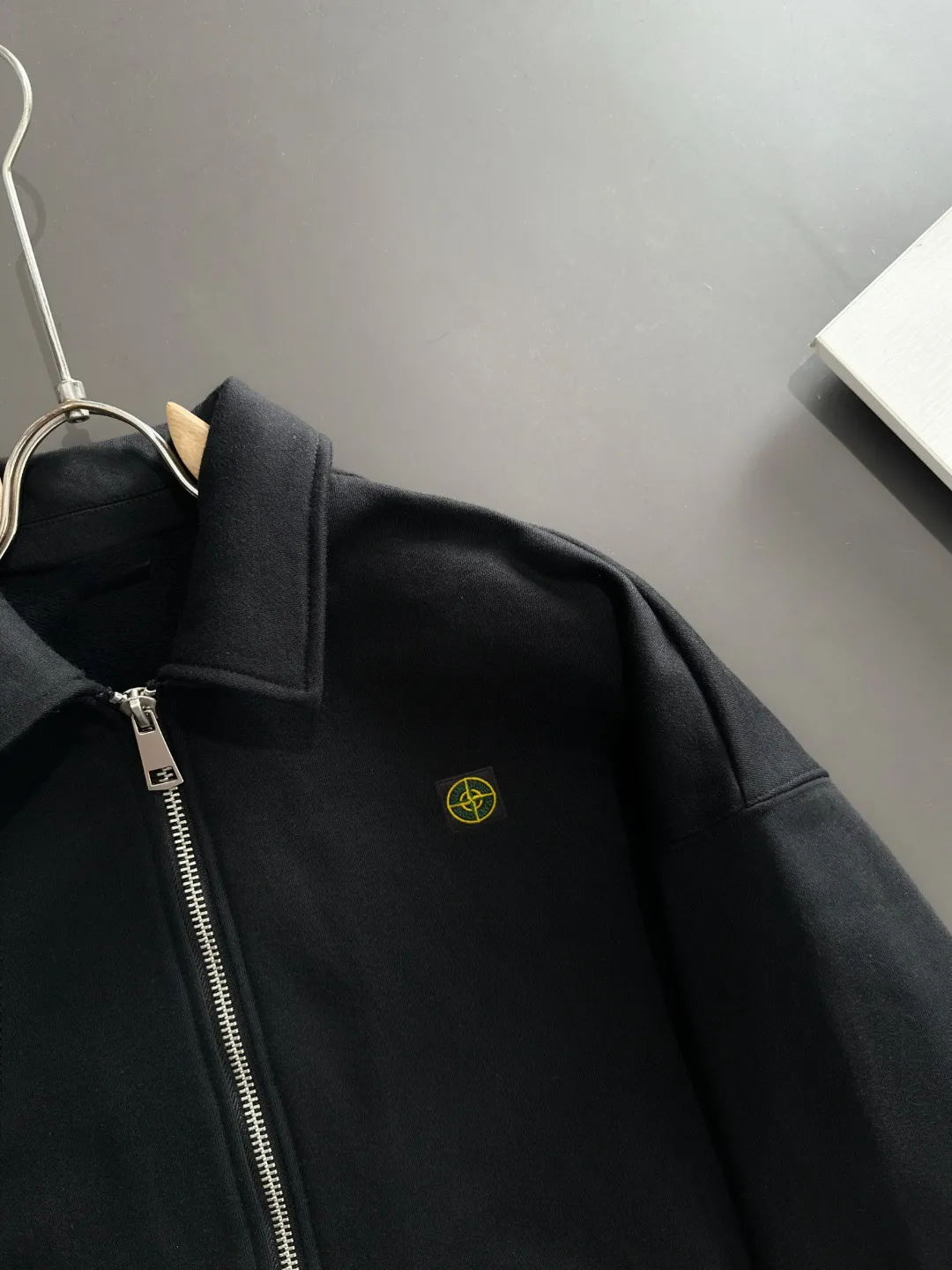 Next day shipment P460 Stone lsland/Stone Island Exclusively launches the new 25ss autumn and winter lapel zipper jacket. Many stars have the same style. The craftsmanship cannot be copied by ordinary small workshops. We are not afraid of any challenges in terms of materials, detail restoration and craftsmanship, just to provide everyone with wonderful products. Compare the top original versions at will. No expense is spared just to do better. Unique imported fabric feel. Purely imported German machine production. Precision operation and 10,000-needle density. A full set of new accessories and three standards are fully customized simultaneously. The upper body is versatile and fashionable. The perfect choice for autumn and winter. A must-have item. Size chart: S to XXL (or please state your height and weight when placing an order)
